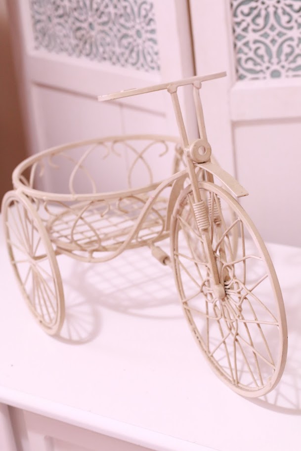 Vintage Style Cream Metal Tricycle Flower/Dessert Stand